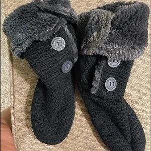 Comfortable black winter boots with buttons size 10